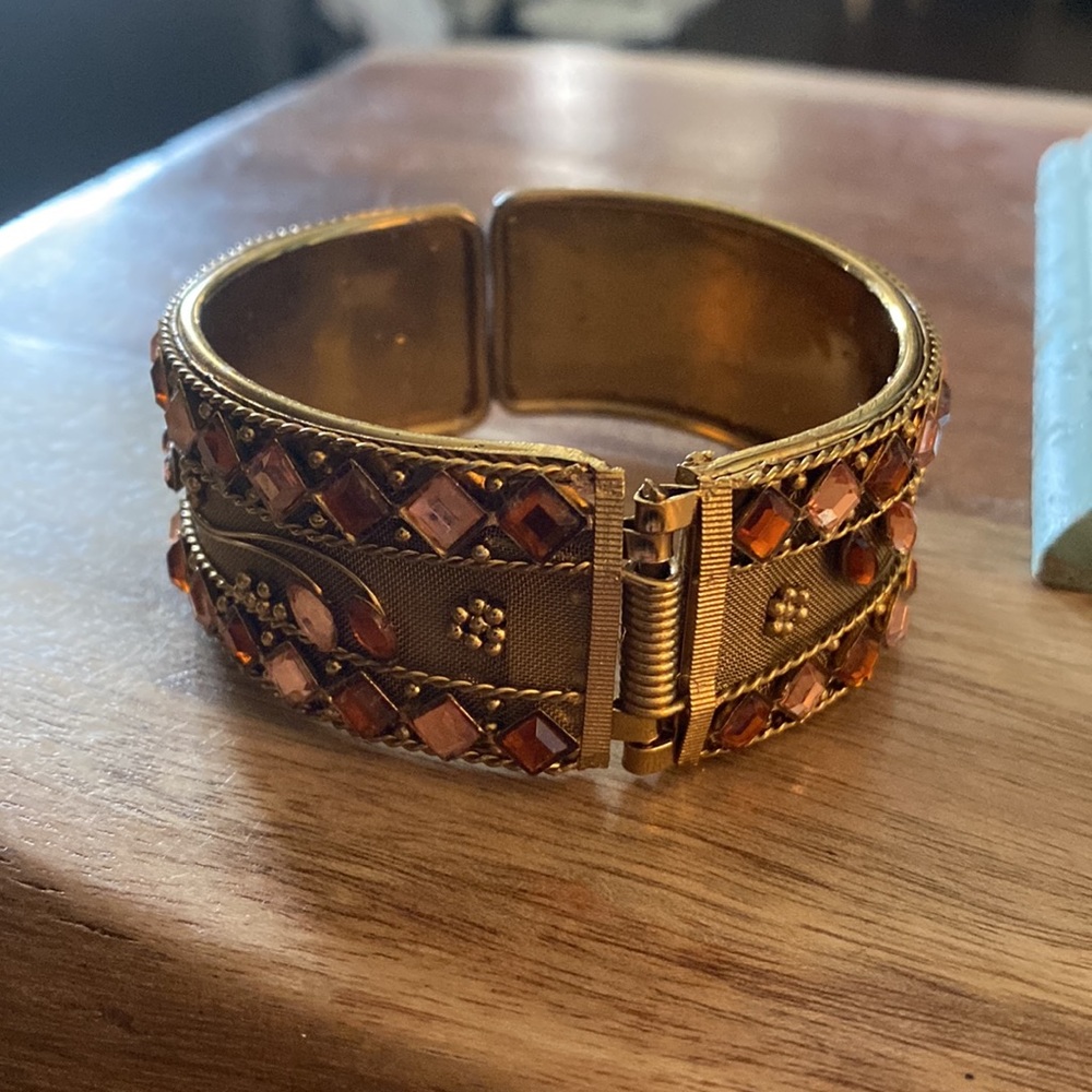 Costume jewelry - Antique Gold cuff bracelet with rose & pink stones - Picture 6 of 6